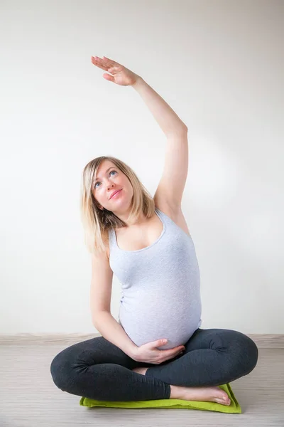 Pregnant Woman Stretching Her Arm Looking — Stock Photo, Image