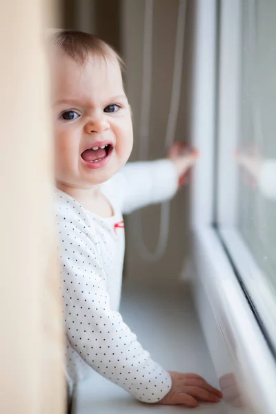 Pequena Menina Gritando Enquanto Estava Perto Janela — Fotografia de Stock