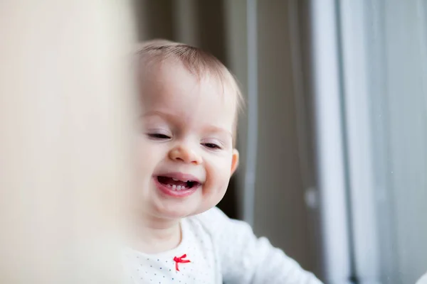 Lustiges Kleines Mädchen Lacht Fenster — Stockfoto