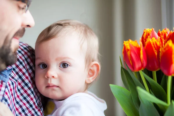 彼女の父親に寄り添う大きな目と小さな女の赤ちゃん — ストック写真