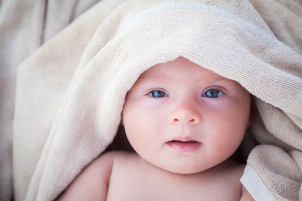 Porträt Eines Süßen Mädchens Das Mit Beigem Handtuch Bedeckt Ist — Stockfoto