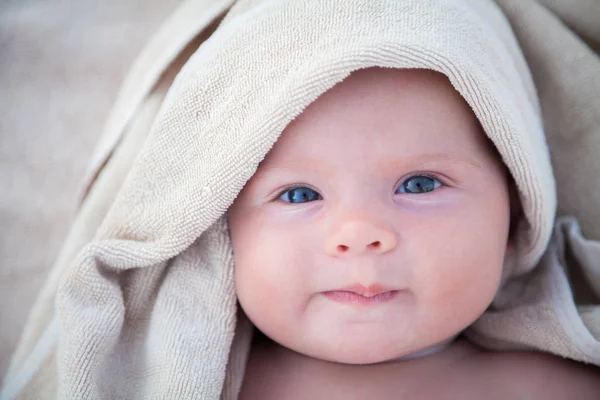Bonito Bebê Menina Coberto Com Banho Bege Toalha — Fotografia de Stock