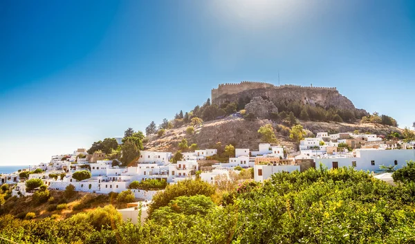 白い家々 と上記 ギリシャ ロードス島リンドス アクロポリスの美しい景色 — ストック写真