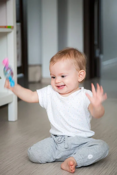 Lustig Lächelndes Kleines Mädchen Das Die Rassel Schüttelt — Stockfoto