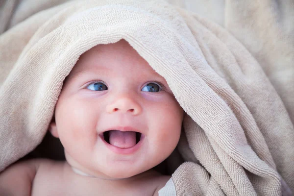 Ridendo Bella Bambina Sdraiata Sotto Asciugamano Beige — Foto Stock