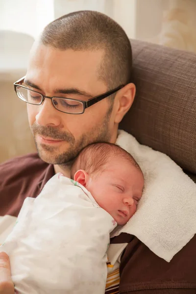 Pai Cansado Segurando Seu Bebê Recém Nascido Adormecido Seus Braços — Fotografia de Stock