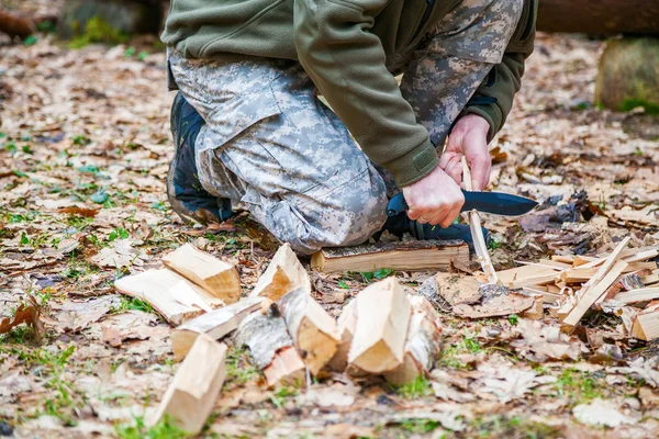 一个人的手 持刀在森林里砍木棍 用于篝火 — 图库照片