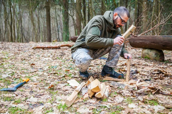 胡须男子用刀切割木棍刀和柴火 — 图库照片