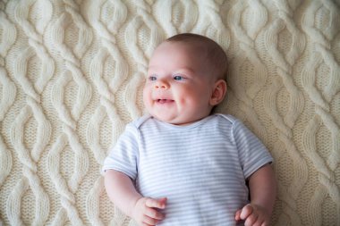 onun arkasında yatan gülümseyen şirin bebek kız