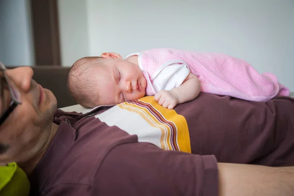 Niña Recién Nacida Durmiendo Pecho Padre —  Fotos de Stock