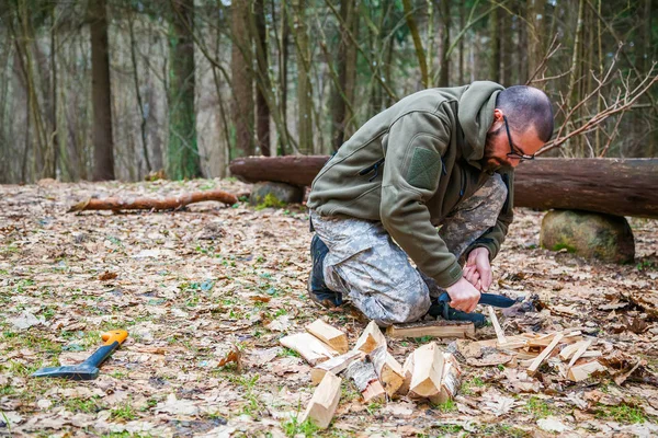 Bushcrafting Mężczyzna Nożem Cięcia Patykiem Ognisko Lesie — Zdjęcie stockowe