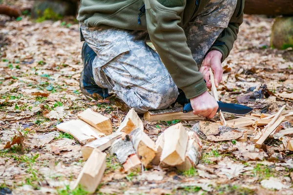 Hände Eines Mannes Der Einen Holzstock Schneidet — Stockfoto