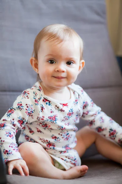 Ritratto Una Adorabile Bambina Sorridente — Foto Stock