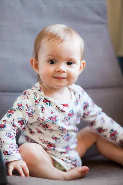 Retrato Uma Adorável Menina Sorridente — Fotografia de Stock