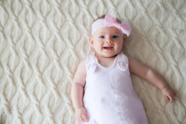 Lachende Schattig Babymeisje Roze Jurk Haar Rug — Stockfoto