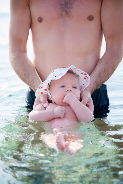 Padre Sosteniendo Bebé Recién Nacido Relajante Mar —  Fotos de Stock