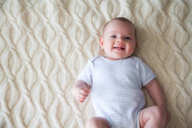 onun arkasında yatan gülümseyen şirin komik bebek kız