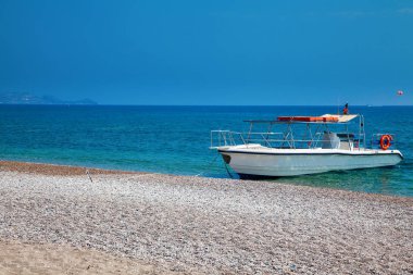 geziye çakıl plajı Rodos, Yunanistan için küçük yat