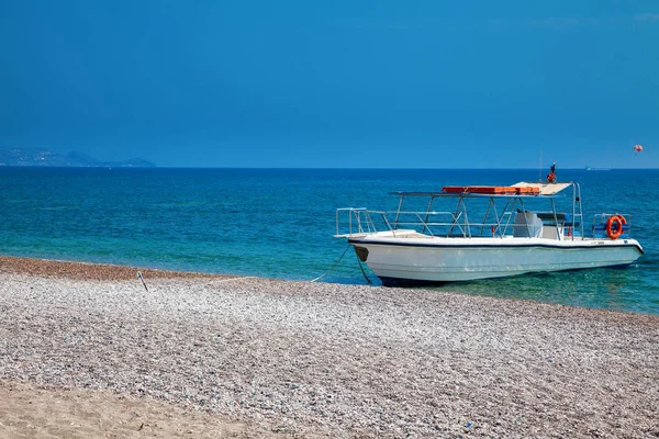 Kleine Jacht Voor Excursie Het Kiezelstrand Rhodes Griekenland — Stockfoto