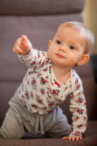 小さな女の赤ちゃん 彼女の指を指しているものを求めて — ストック写真