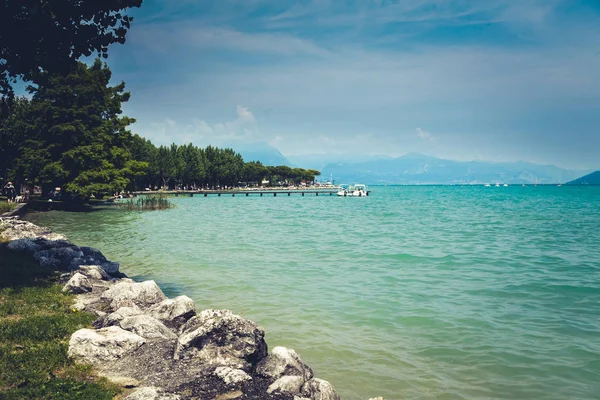 美丽的海岸线在西尔米奥内 加尔达湖 意大利 — 图库照片
