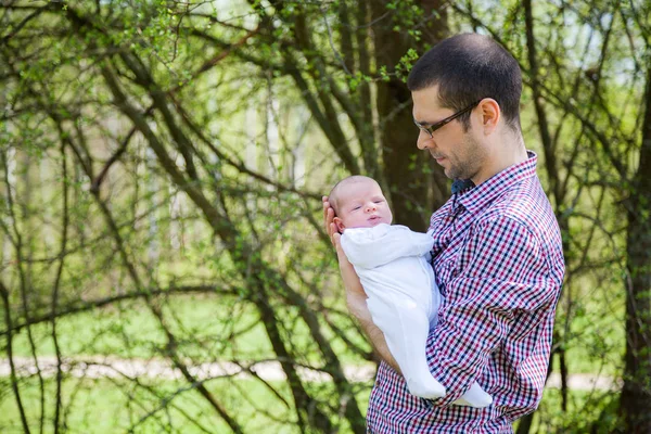 Joven Padre Mirando Linda Hija Recién Nacida Fuera Sobre Fondo — Foto de Stock