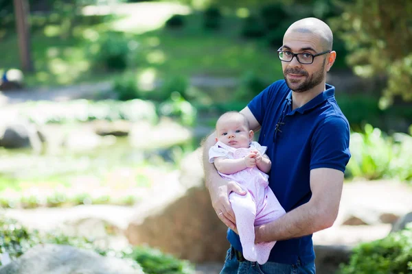 かわいい家族 父と彼の小さな赤ん坊の娘の肖像 — ストック写真