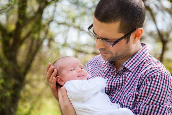 Pai segurando sua filha recém-nascida — Fotografia de Stock