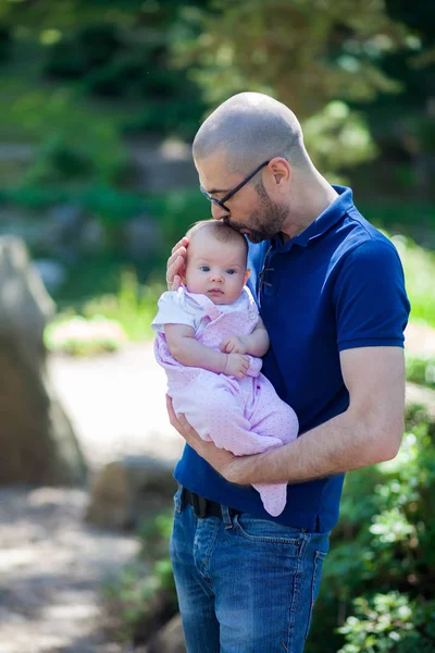 Far kysser sin dotters huvud — Stockfoto