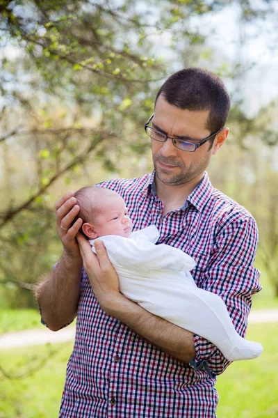 Bebé recién nacido en brazos de padre — Foto de Stock