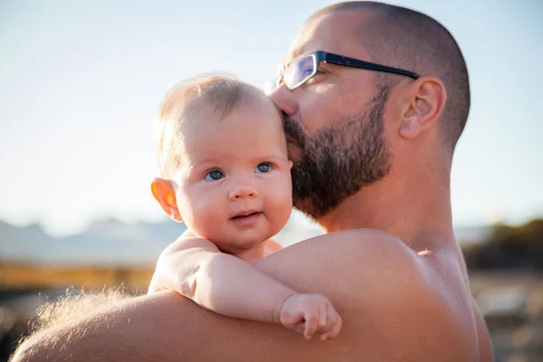 Padre besando a su adorable hija —  Fotos de Stock