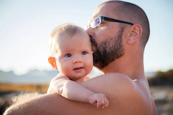 Père embrassant sa fille adorable — Photo