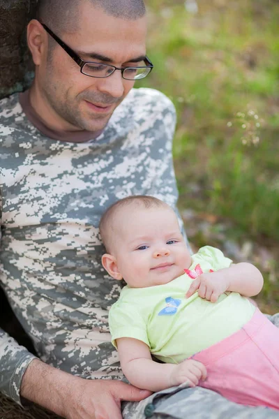 Baby Mädchen und ihr Vater Soldat — Stockfoto
