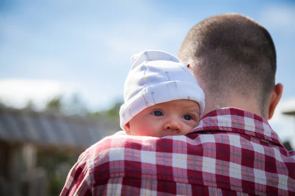 Nyfödd baby flicka i vit mössa — Stockfoto