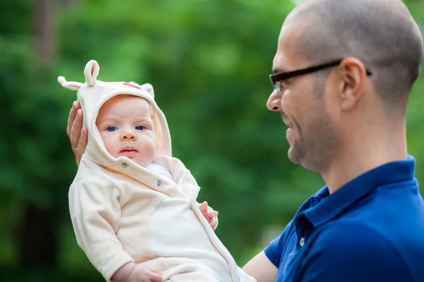 Retrato de una niña en brazos de su padre — Foto de Stock