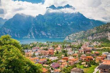 yeşil küçük köy Torbole güzel görünümü