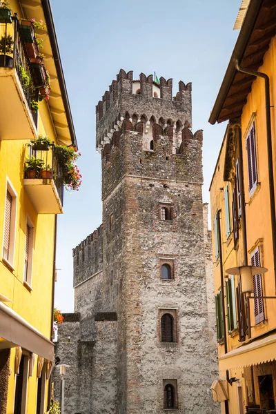 One of the towers of medieval castle Scaliger — Stock Photo, Image