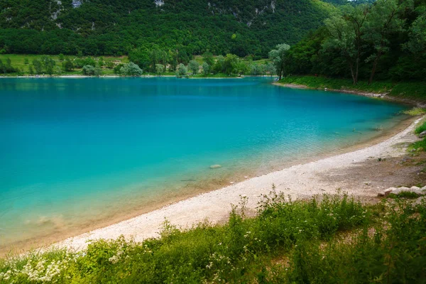 Blaues Wasser im Tenno-See — Stockfoto