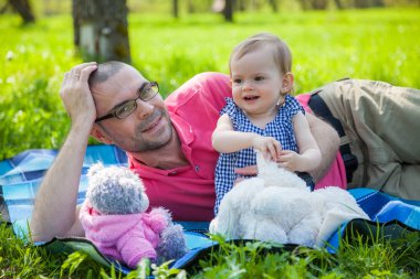 Baba ve kızı parkta.