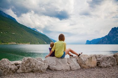 Anne ve kızı sahilde.