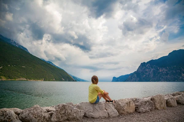 Woman relaxing at the beautiful Garda lake — Stock Photo, Image