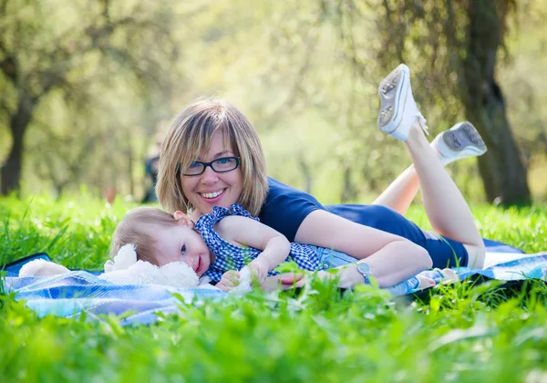 Mère et fille dans le parc — Photo