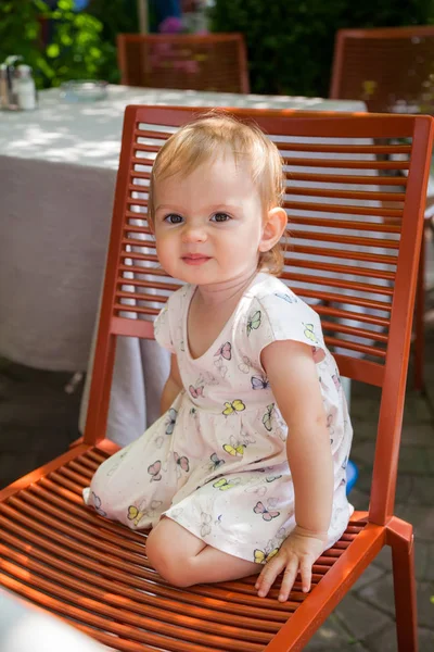 Baby Mädchen sitzt auf dem Stuhl — Stockfoto