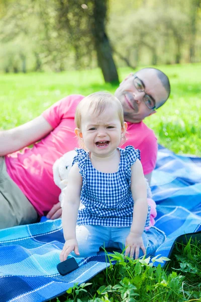 Græder lille baby pige med sin far - Stock-foto