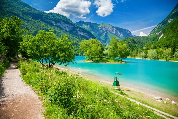 Piesze ścieżki w pobliżu małej plaży nad jeziorem Tenno Zdjęcia Stockowe bez tantiem