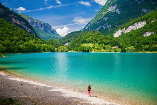 Fille debout sur la rive du lac Tenno — Photo