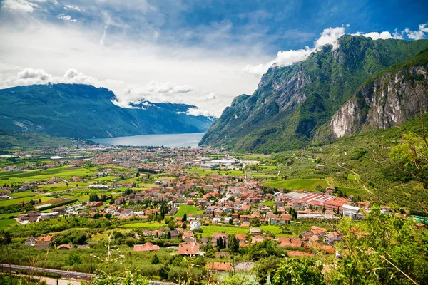Riva del Garda vale cercado de montanhas — Fotografia de Stock