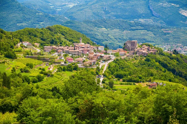 Bella vista sul verde villaggio di Tenno — Foto Stock