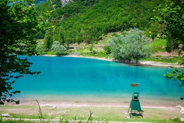 Verbazingwekkende kleur van het water in het meer Tenno — Stockfoto