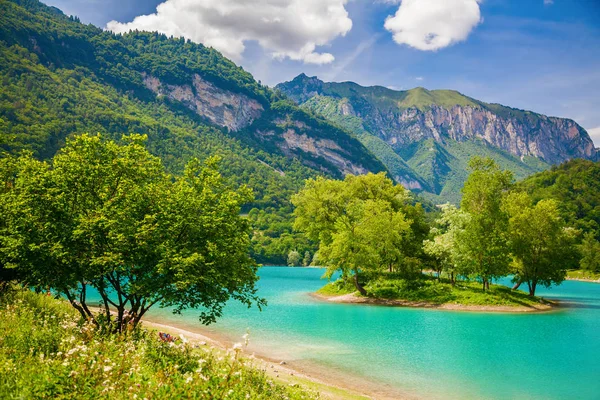 Groen landschap met bergen en turquoise water — Stockfoto